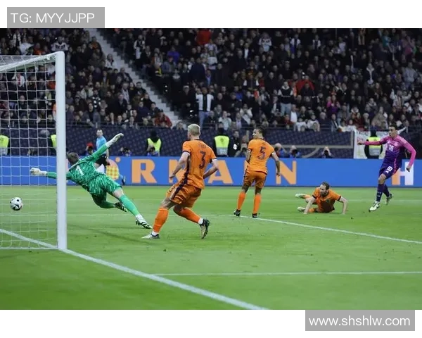 掌握变向传球技巧提升足球比赛中的战术灵活性与团队配合能力